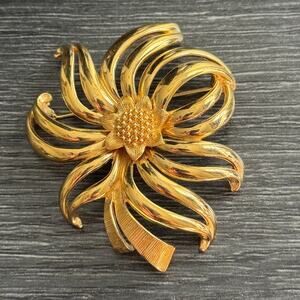 Monet Vintage Polished Gold Tone Flower‎ Brooch Pin